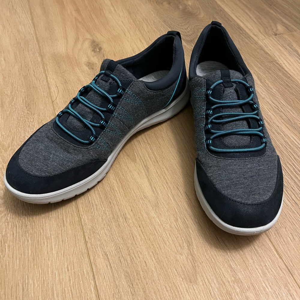 LIKE NEW Clarks Cloudsteppers Women’s Slip-on Sneakers Size 9